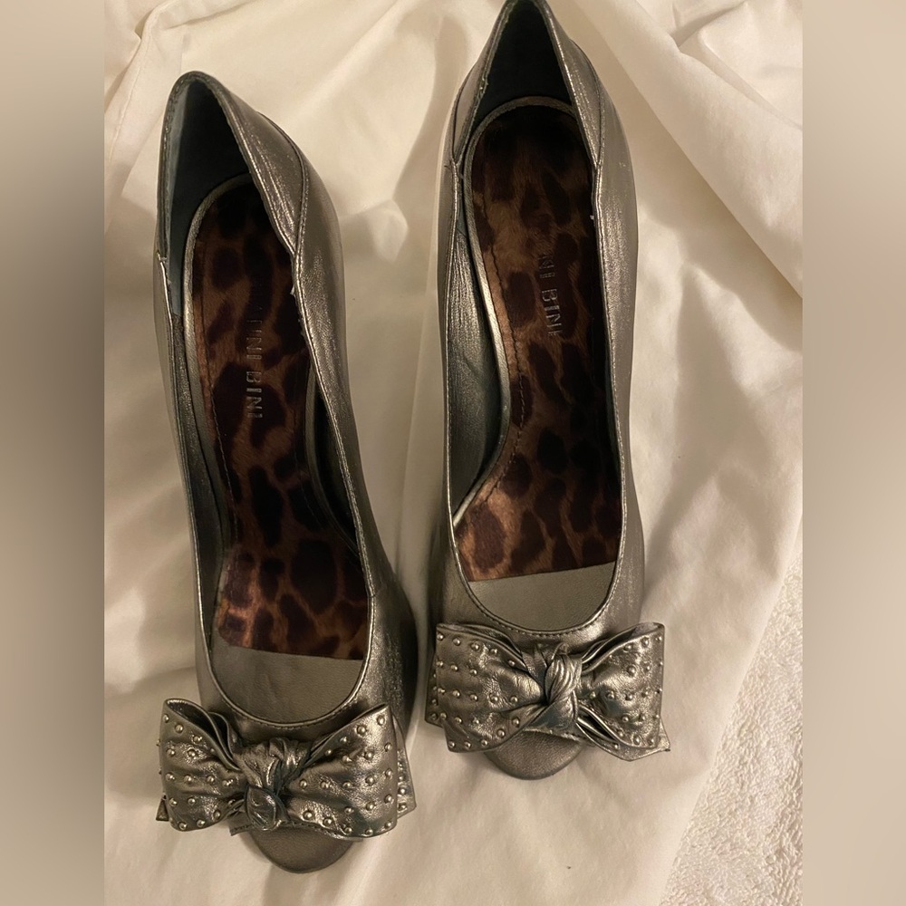 Ladies gently used high heel peekaboo pointy decorative toe  Gianni Bini 8M